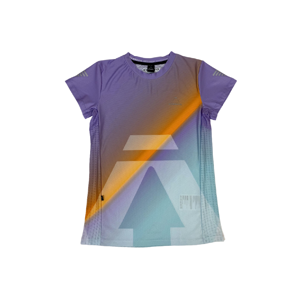 Camiseta técnica ultraligera para trail running y running urbano, diseño degradado rosa, turquesa y naranja.