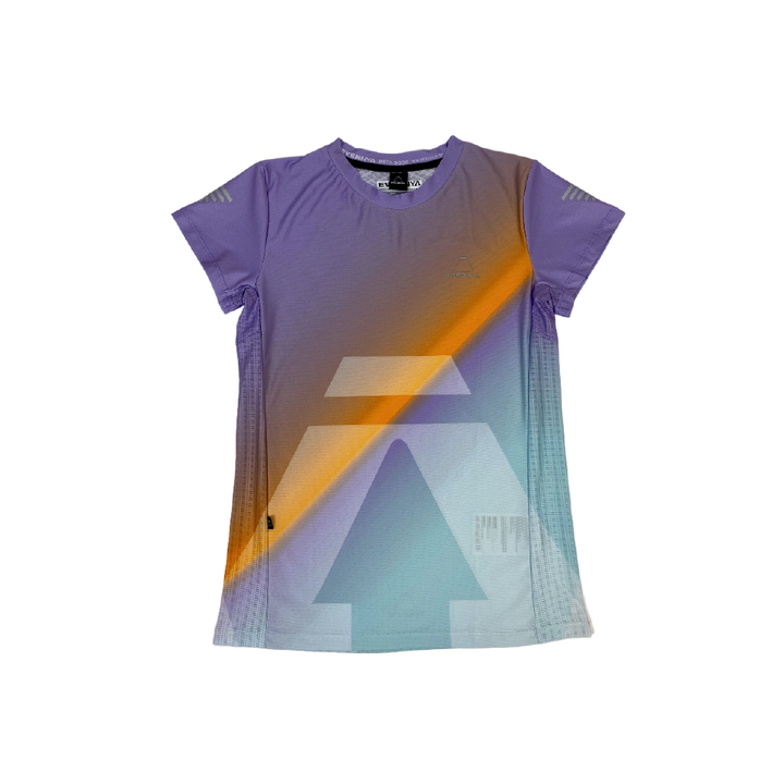 Camiseta técnica ultraligera para trail running y running urbano, diseño degradado rosa, turquesa y naranja.